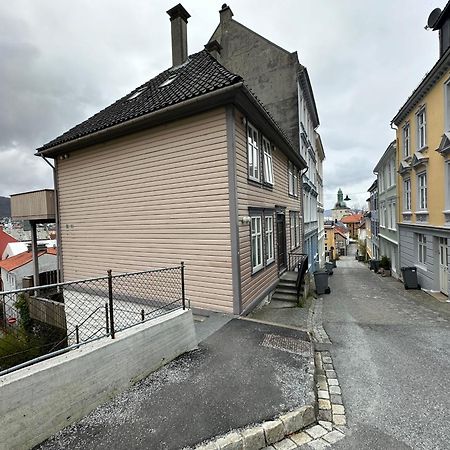 Apartmán Sjarmerende Bolig Like Ved Togstasjonen Bergen Exteriér fotografie